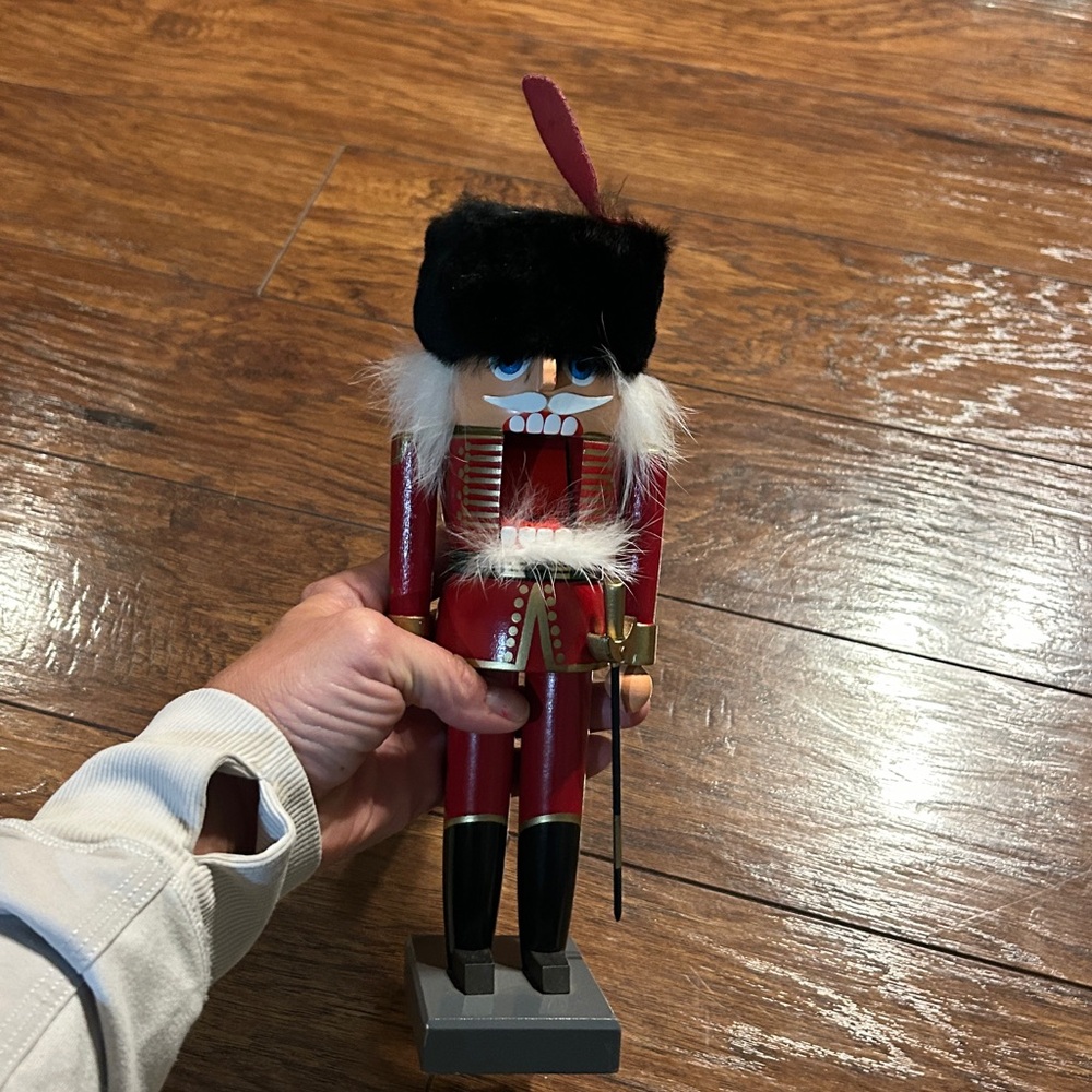 BUCKINGHAM PALACE QUEEN'S GUARD - ERZGEBIRGISCHE VOLKSKUNST GERMAN NUTCRACKER - Picture 6 of 9